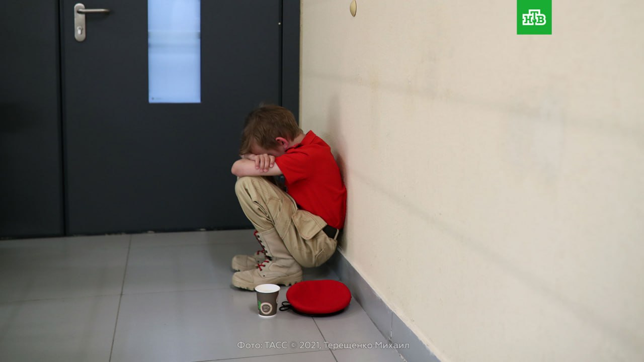 После нападения девятиклассника на учительницу в петербургской школе и драме с убийством четвероклассника подростком в одинцовской в Смольном напоминают о телефонах доверия для детей, подростков и взрослых