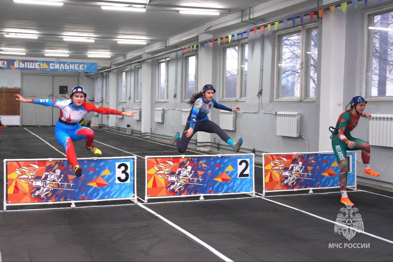 Всероссийские соревнования МЧС России "Рождественские старты" среди юношей и девушек по пожарно-спасательному спорту проходят в Петербурге Всероссийские соревнования МЧС России "Рождественские старты" среди юношей и девушек по пожарно-спасательному спорту проходят в Петербурге