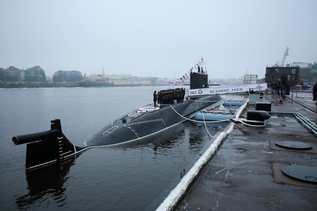 Состав Балтийского флота сегодня пополнила новая дизель-электрическая подводная лодка «Великие Луки» проекта 677М «Лада» Состав Балтийского флота сегодня пополнила новая дизель-электрическая подводная лодка «Великие Луки» проекта 677М «Лада»