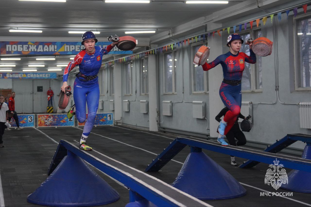 Всероссийские соревнования МЧС России "Рождественские старты" среди юношей и девушек по пожарно-спасательному спорту проходят в Петербурге Всероссийские соревнования МЧС России "Рождественские старты" среди юношей и девушек по пожарно-спасательному спорту проходят в Петербурге
