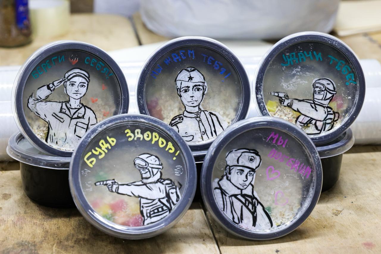 Жители Выборгского района отправили участникам СВО новогодние подарки Жители Выборгского района отправили участникам СВО новогодние подарки