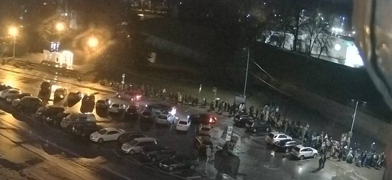 На границе с Россией со стороны Эстонии уже несколько дней огромные очереди На границе с Россией со стороны Эстонии уже несколько дней огромные очереди