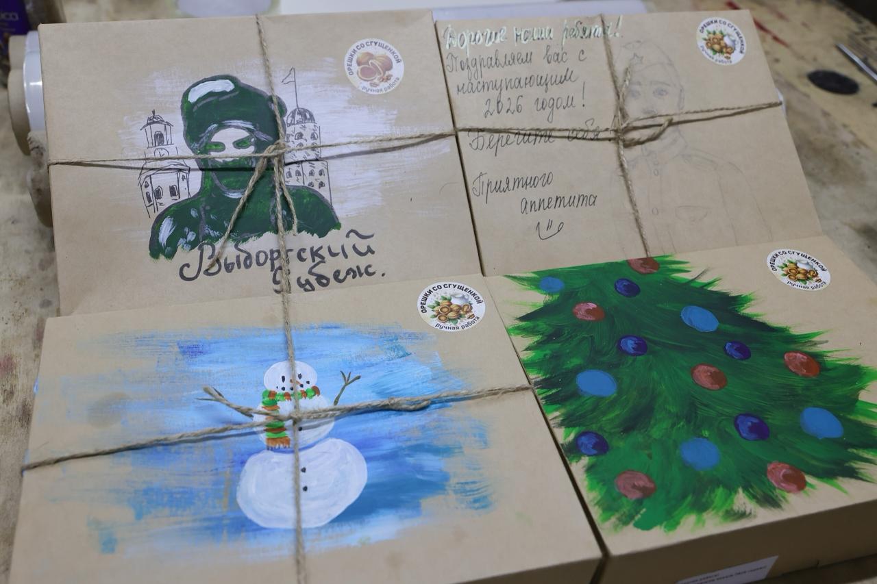 Жители Выборгского района отправили участникам СВО новогодние подарки Жители Выборгского района отправили участникам СВО новогодние подарки