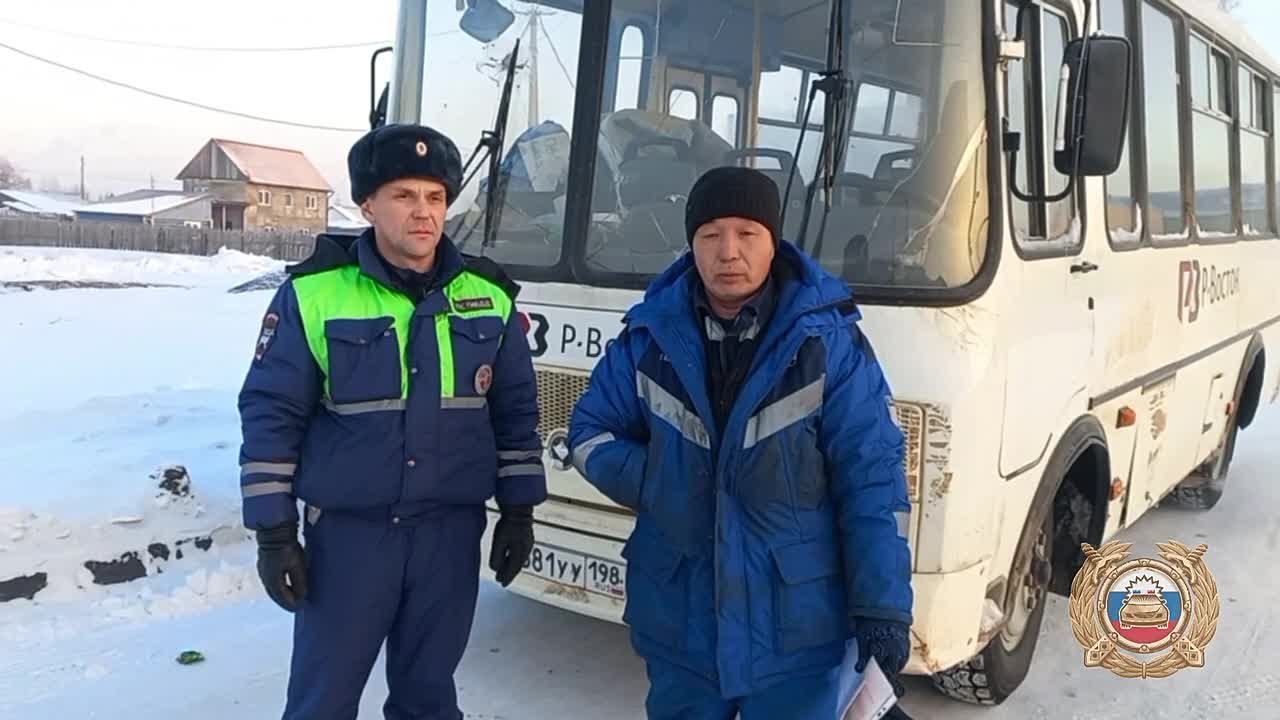 Пришли на помощь водителю «замерзшего» автобуса инспекторы ДПС в Иркутской области