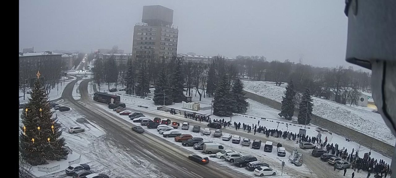 На границе с Россией со стороны Эстонии уже несколько дней огромные очереди На границе с Россией со стороны Эстонии уже несколько дней огромные очереди