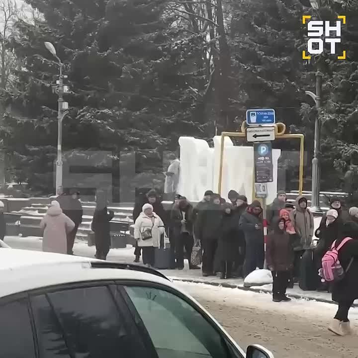 Ничего необычного, просто километровая колбаска из эстонцев на границе с Россией