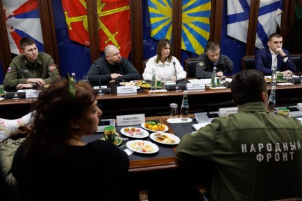 Принял участие во встрече активистов Народного Фронта с Министром Обороны