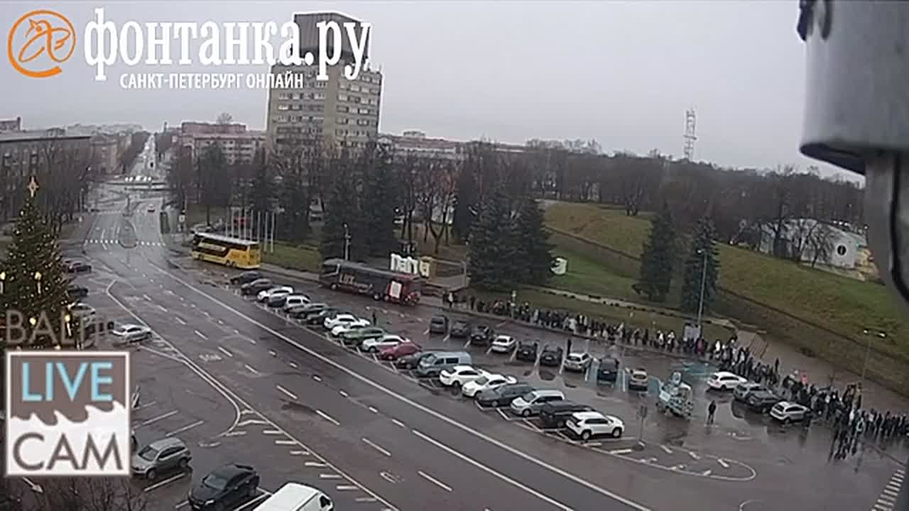 На границе Эстонии с Россией в Нарве заметили стремительно растущую очередь