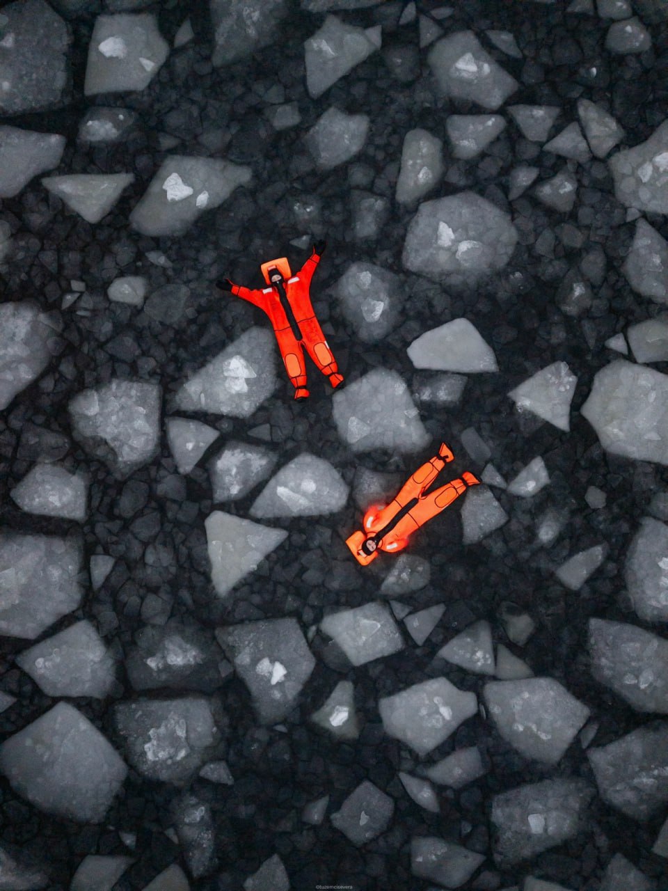 Собрать ледяной паззл. Мы уже писали про айсфлоатинг в Архангельской области, но мода на это истинно зимнее развлечение распространена по всей Арктике Собрать ледяной паззл. Мы уже писали про айсфлоатинг в Архангельской области, но мода на это истинно зимнее развлечение распространена по всей Арктике