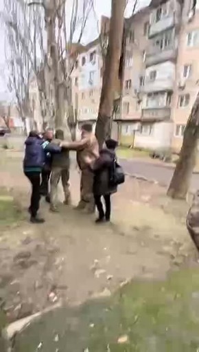 В Кривом Роге "Мосфильм" смог снять новую серию "могилизация по цэ эвропейски".В роли людолова откормленный вытиран ВСУ и обычный украинец пенсионер на костылях