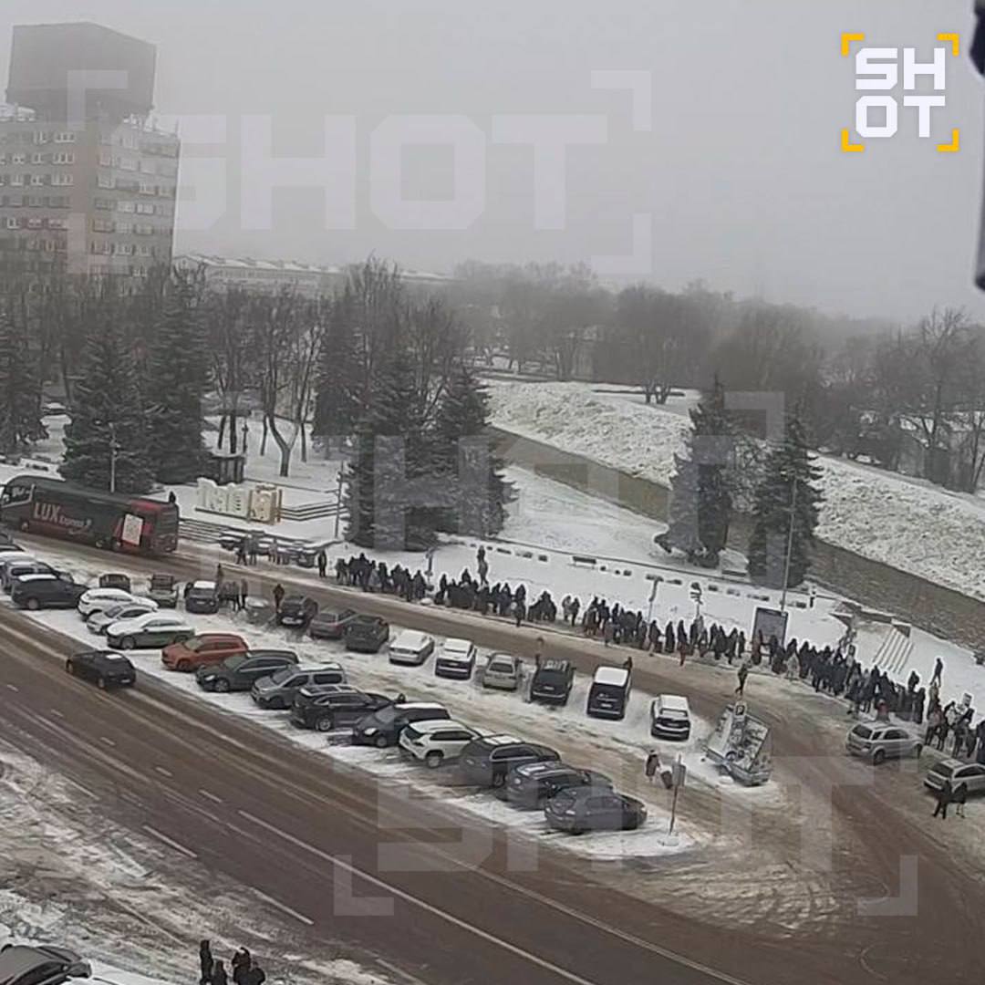 Ничего необычного, просто километровая колбаска из эстонцев на границе с Россией Ничего необычного, просто километровая колбаска из эстонцев на границе с Россией