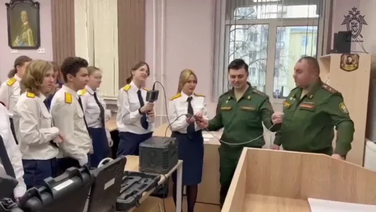 В Санкт-Петербурге сотрудники военных следственных органов СК России провели занятие для учащихся профильного кадетского класса