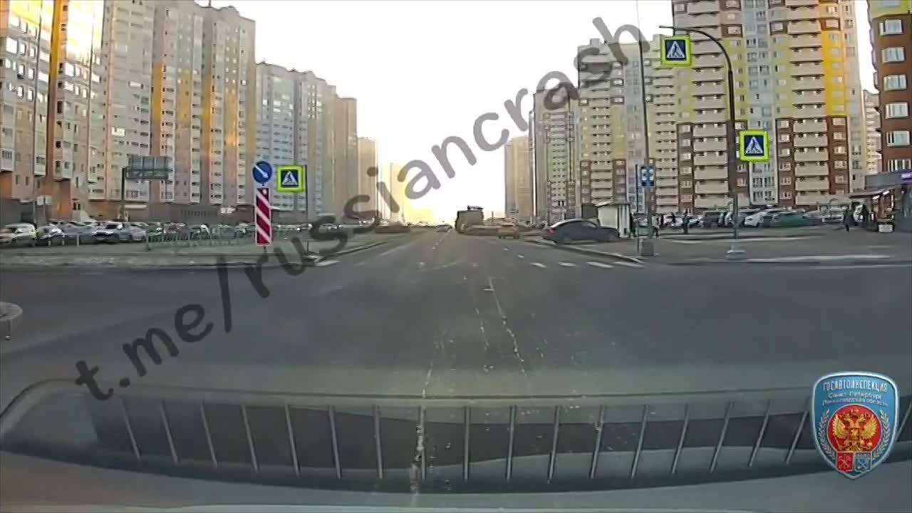 В Петербурге поймали водителя «Мерседеса», въехавшего в остановку