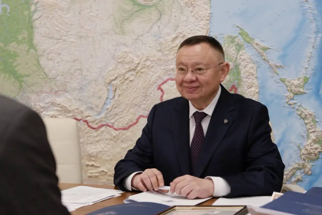 Министр строительства и ЖКХ РФ Ирек Файзуллин провел рабочую встречу с председателем Комитета Совета Федерации по экономической политике Андреем Кутеповым Министр строительства и ЖКХ РФ Ирек Файзуллин провел рабочую встречу с председателем Комитета Совета Федерации по экономической политике Андреем Кутеповым