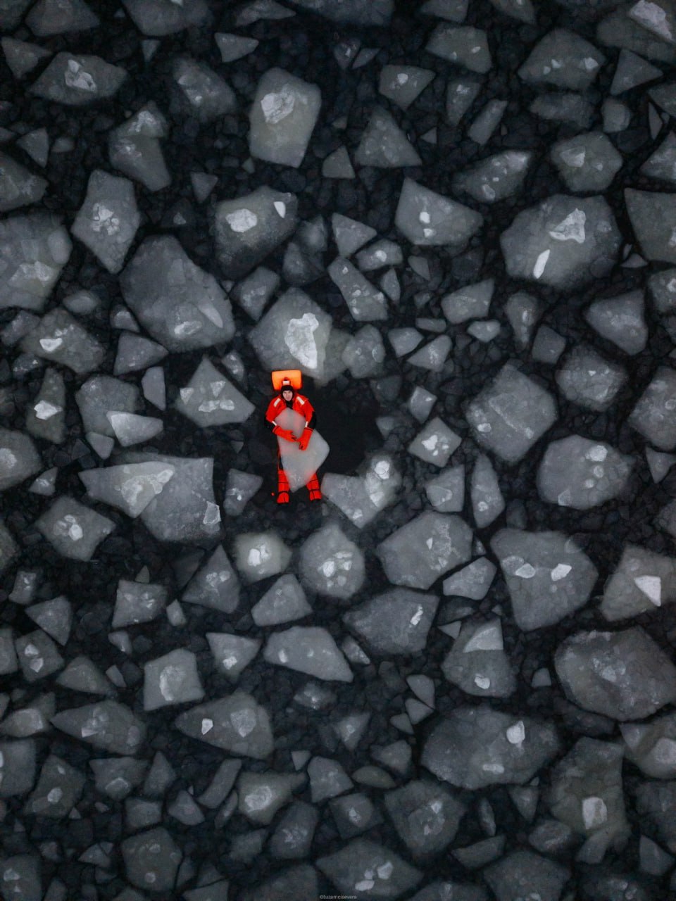 Собрать ледяной паззл. Мы уже писали про айсфлоатинг в Архангельской области, но мода на это истинно зимнее развлечение распространена по всей Арктике Собрать ледяной паззл. Мы уже писали про айсфлоатинг в Архангельской области, но мода на это истинно зимнее развлечение распространена по всей Арктике