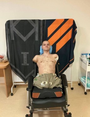 Занимательная история.. Потерявший на фронте руки и ноги солдат ВСУ был привезен в отделение банка ПриватБанк, чтобы получить карточку на которую он должен был получать выплаты по ранению