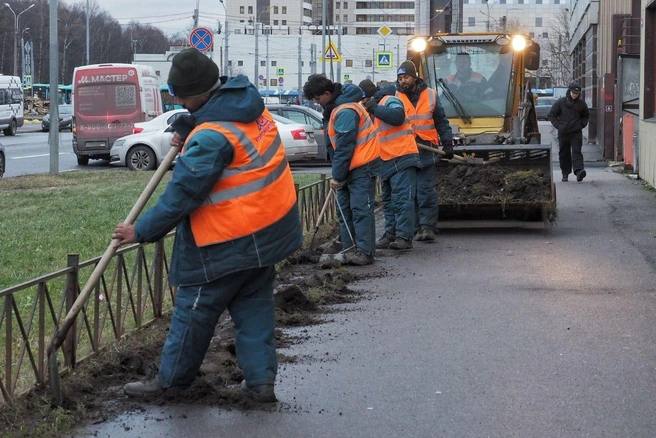 Мигранты из Индии убирают улицы Петербурга Мигранты из Индии убирают улицы Петербурга