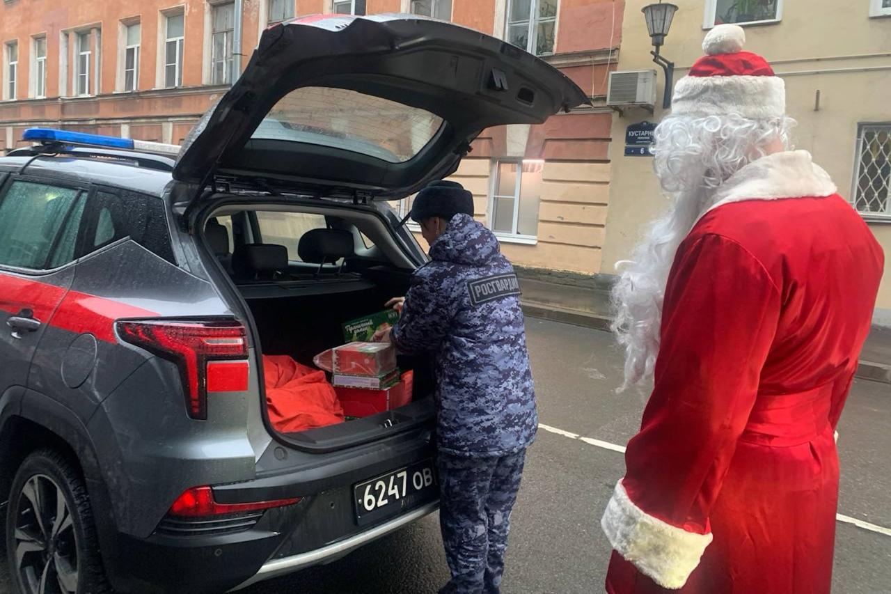 Росгвардейцы исполнили новогодние мечты детей из петербургского хосписа Росгвардейцы исполнили новогодние мечты детей из петербургского хосписа