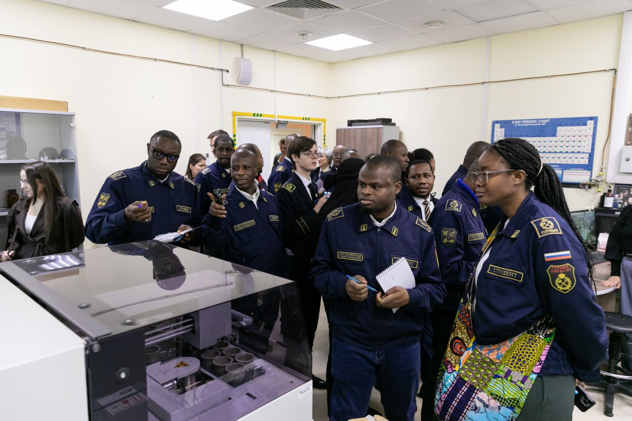 Международная делегация из Африки посетила крупнейшее кернохранилище в России Международная делегация из Африки посетила крупнейшее кернохранилище в России