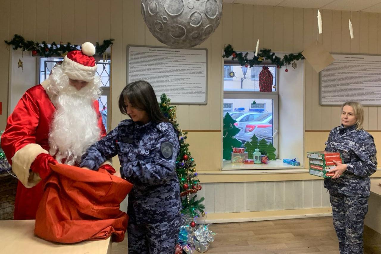 Росгвардейцы исполнили новогодние мечты детей из петербургского хосписа Росгвардейцы исполнили новогодние мечты детей из петербургского хосписа