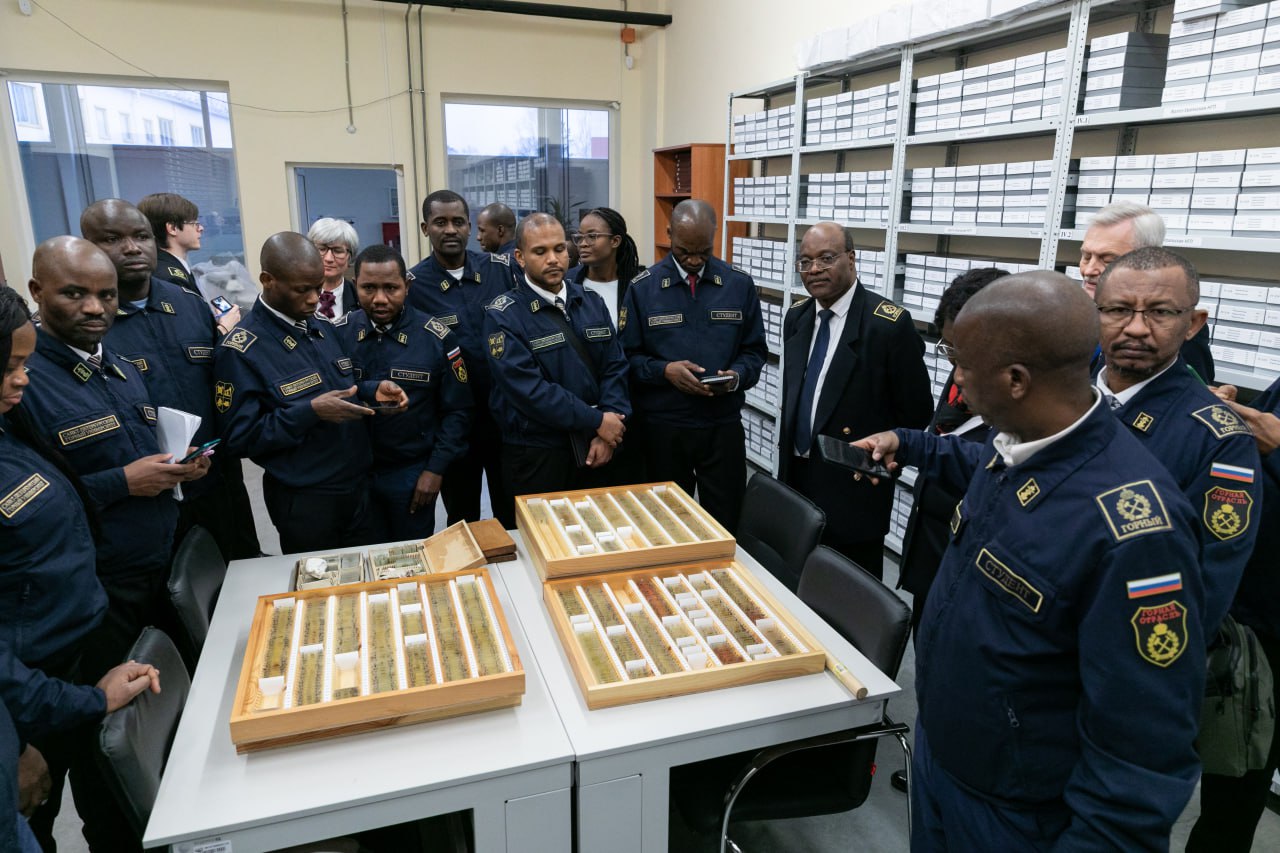 Международная делегация из Африки посетила крупнейшее кернохранилище в России Международная делегация из Африки посетила крупнейшее кернохранилище в России