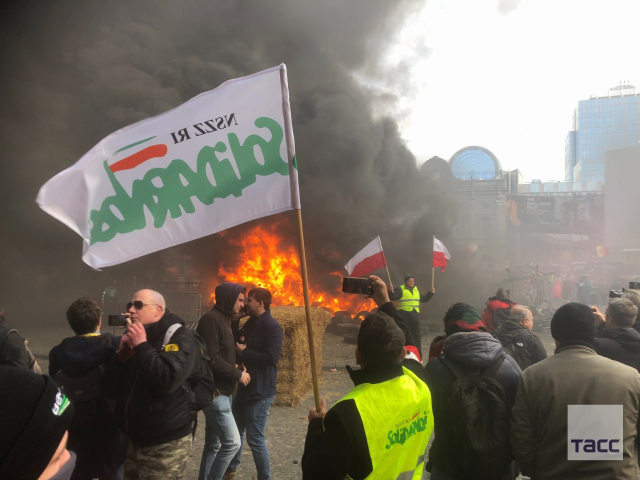 В Брюсселе акция протеста фермеров у здания Европарламента переросла в беспорядки В Брюсселе акция протеста фермеров у здания Европарламента переросла в беспорядки