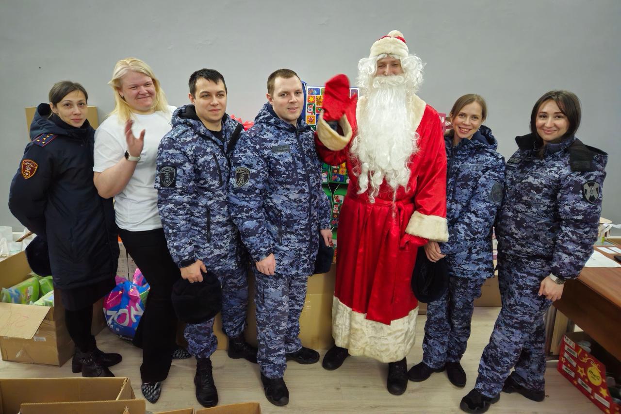 Росгвардейцы исполнили новогодние мечты детей из петербургского хосписа