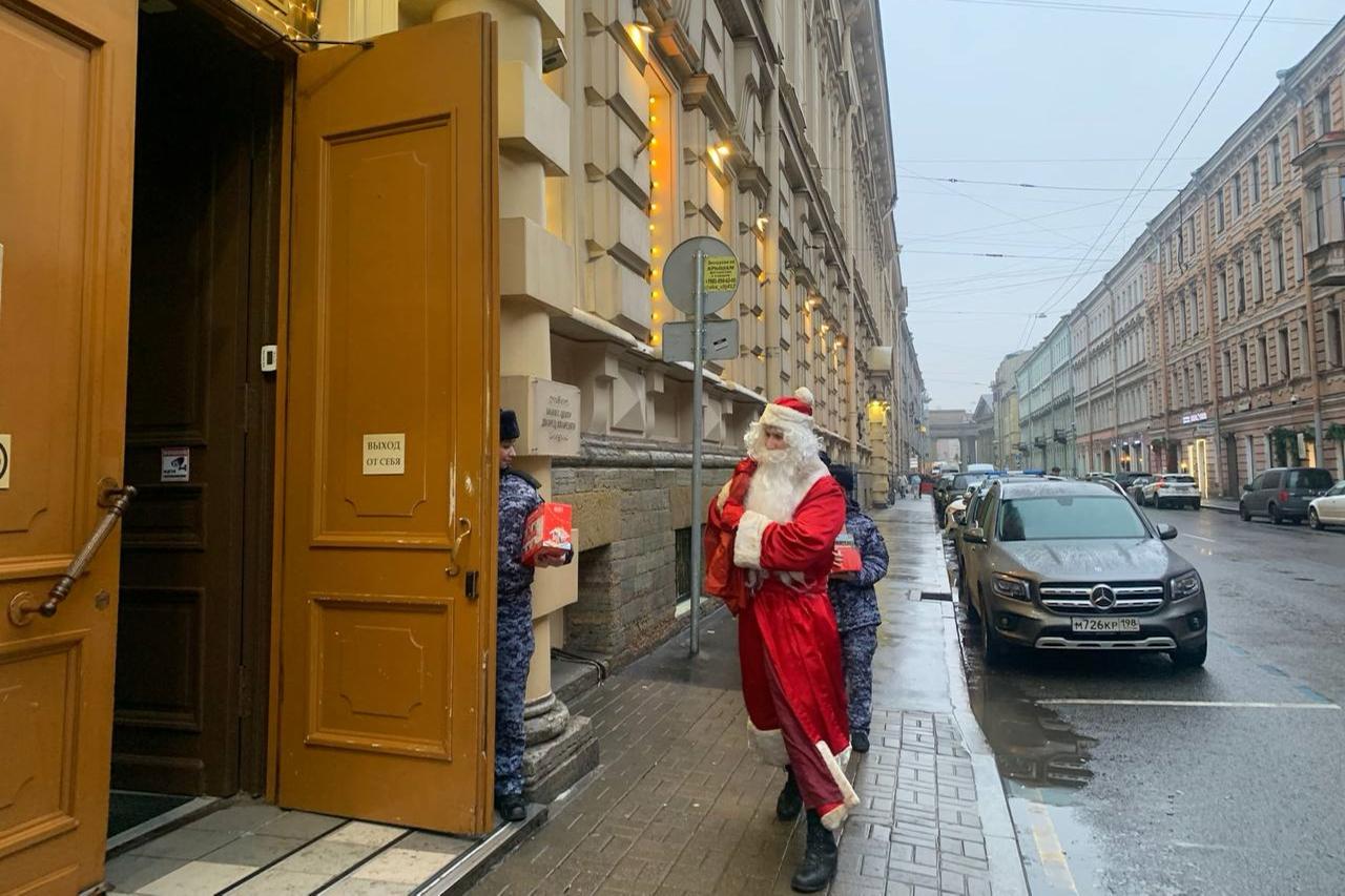 Росгвардейцы исполнили новогодние мечты детей из петербургского хосписа Росгвардейцы исполнили новогодние мечты детей из петербургского хосписа