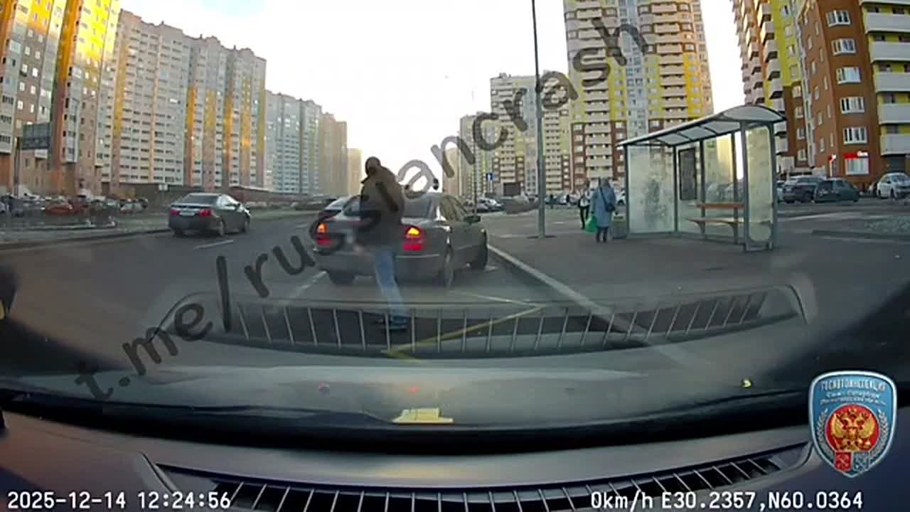 Дрифтанул в остановку с людьми на проспекте Королева и пытался скрыться