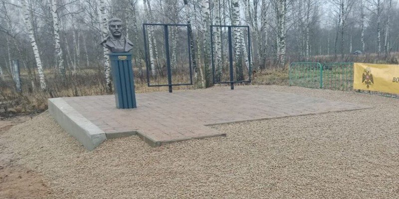 В Смоленске ко дню рождения Сталина открыли памятник (бюст на постаменте) вождю народов