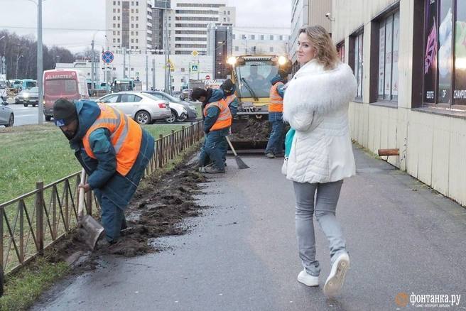 Мигранты из Индии убирают улицы Петербурга Мигранты из Индии убирают улицы Петербурга