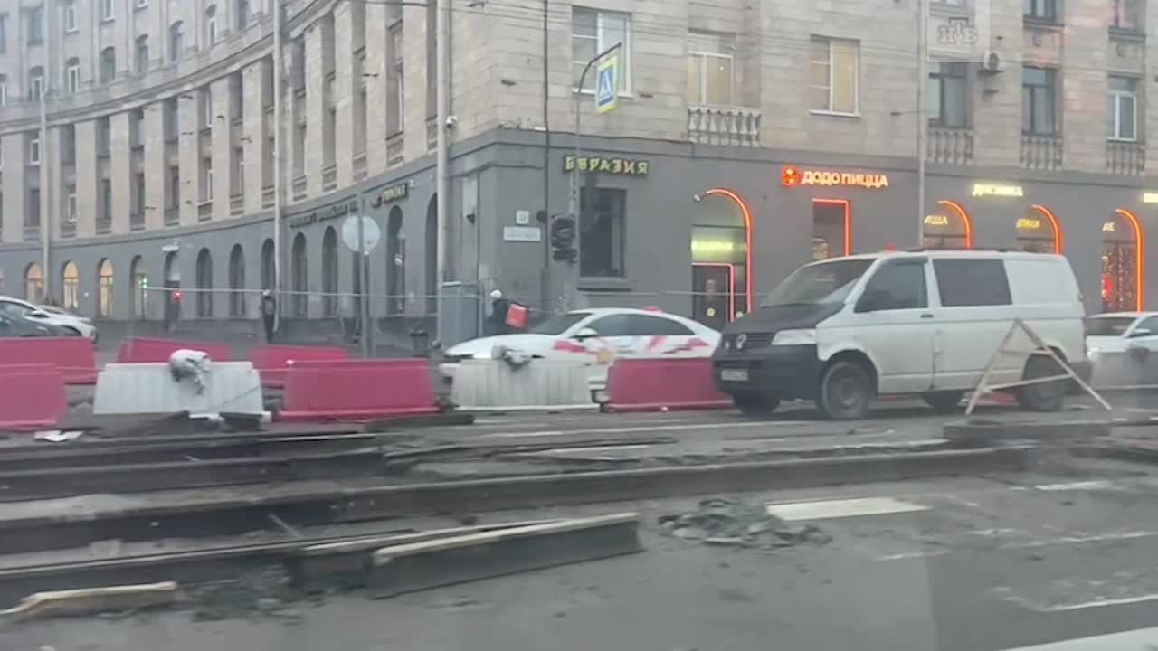 Даже спустя полтора месяца после провала асфальта у Светлановской площади там серьезные пробки