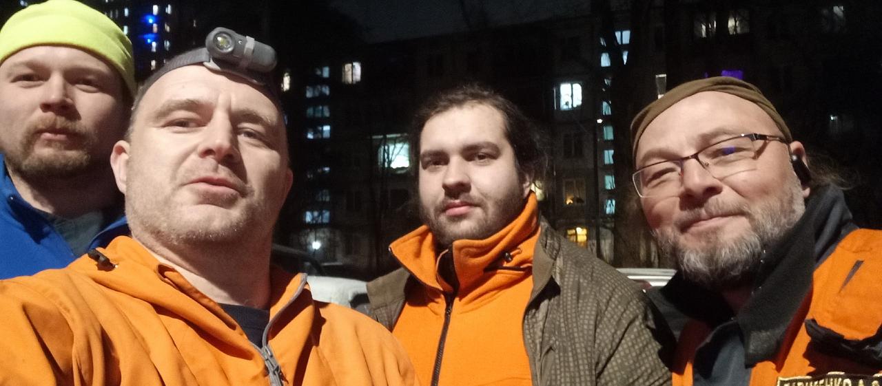 В Сертолово спасли котенка, просидевшего в стене подвала три дня В Сертолово спасли котенка, просидевшего в стене подвала три дня