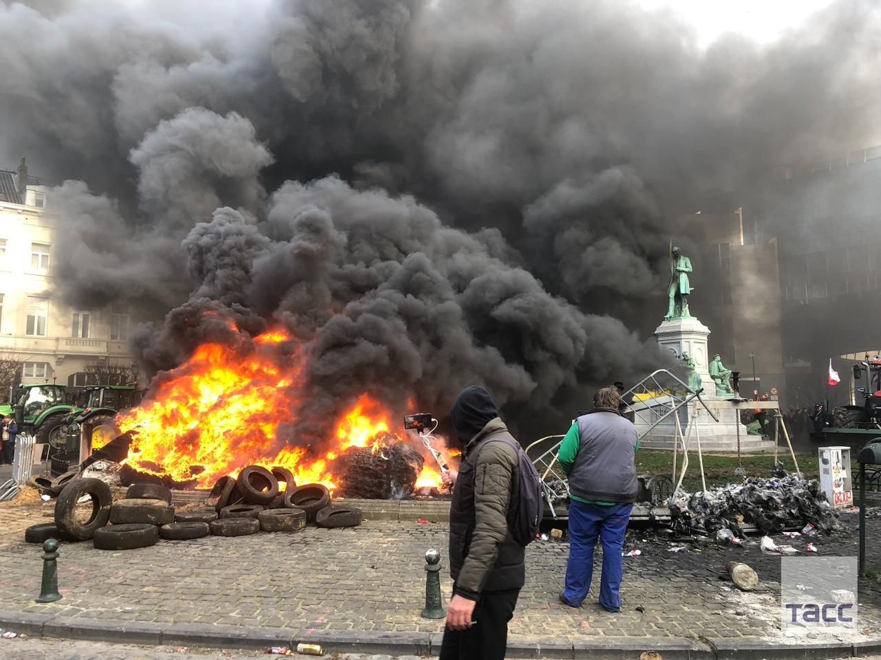В Брюсселе акция протеста фермеров у здания Европарламента переросла в беспорядки
