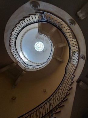 Свет в некоторые петербургские парадные проникает прямо с неба