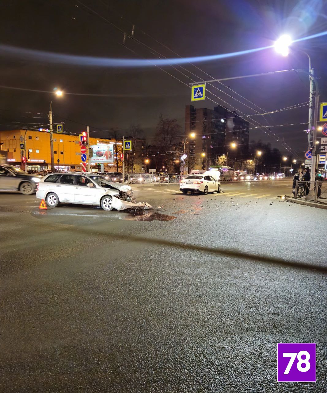 На перекрёстке в Невском районе лоб в лоб столкнулись две легковушки