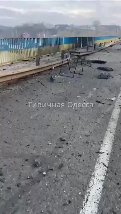 Повреждения автомобильного моста в Маяках (Одесская область) после ударов ВС РФ. Ранее также наносились удары по мосту в Затоке, который получил ощутимые повреждения