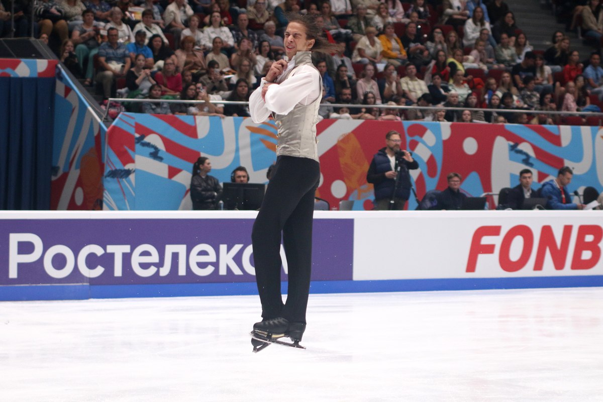 Петр Гуменник лидирует после короткой программы на чемпионате России по фигурному катанию, который проходит в Санкт-Петербурге