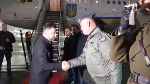 Зеленский прилетел в Польшу – менять эксгумацию жертв Волынской резни на помощь с Трампом