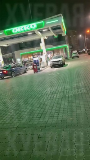 Два майора: На одесских заправках образовались очереди из-за закрытия моста в Маяках, сообщают местные паблики