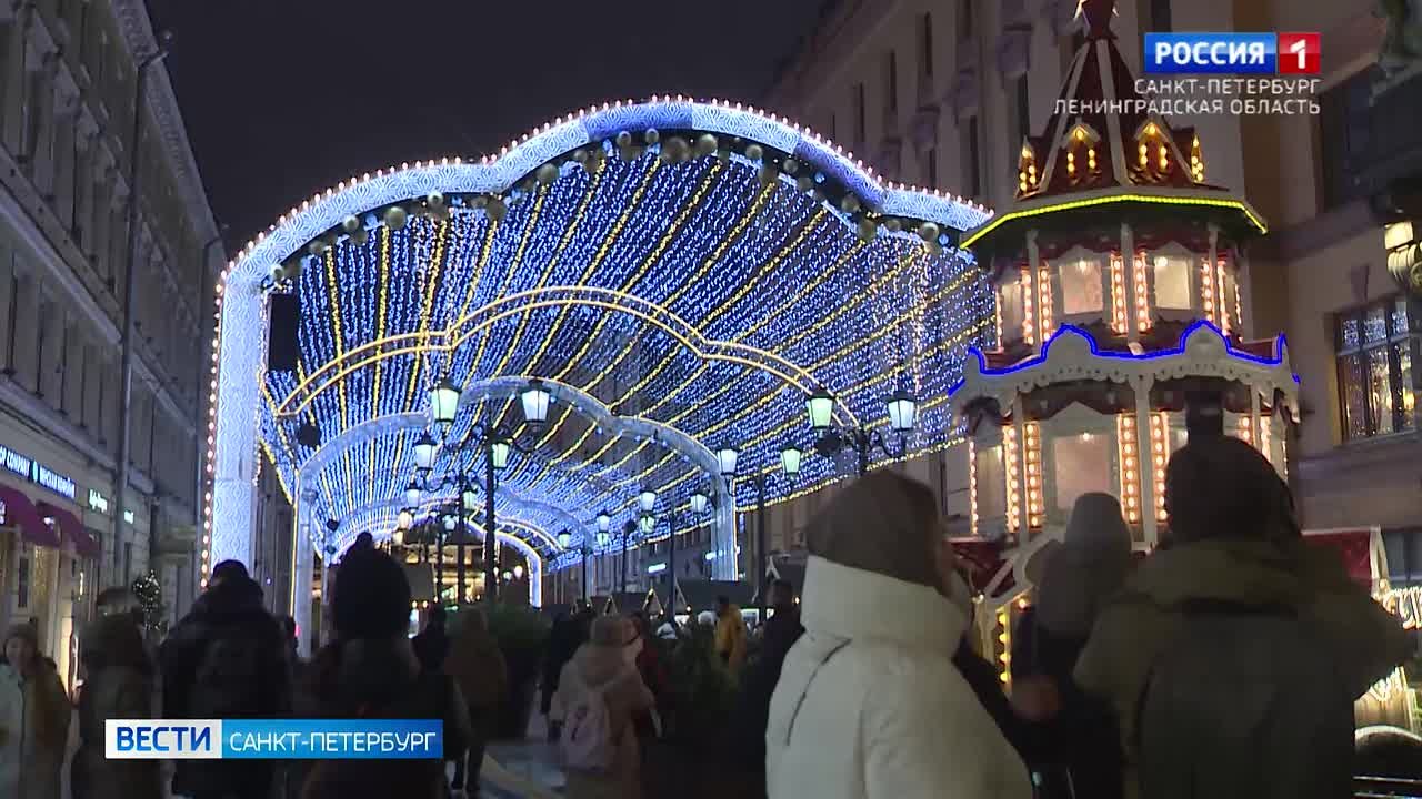 Главная ёлка Петербурга засияла праздничными огнями