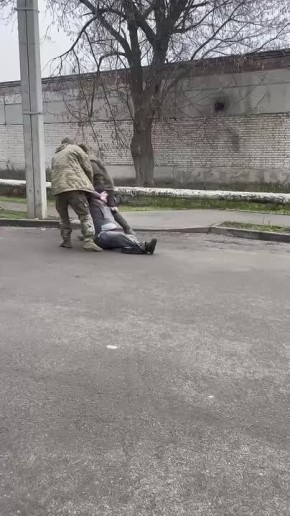 В Харькове людоловы замучили "добровольца" до сердечного приступа, а после решили что поймать нового гораздо проще чем потом разбираться с медиками и поспешили сбежать даже не вызвав скорую