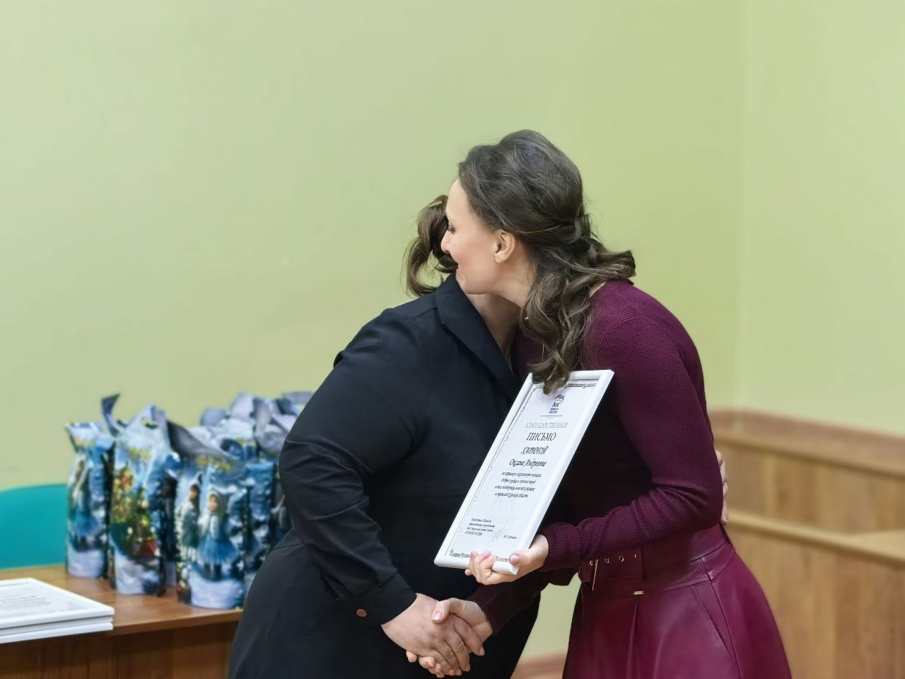 Анна Кузнецова: Наш гумштаб передал дизельный генератор военным и подарки детям Рыльска