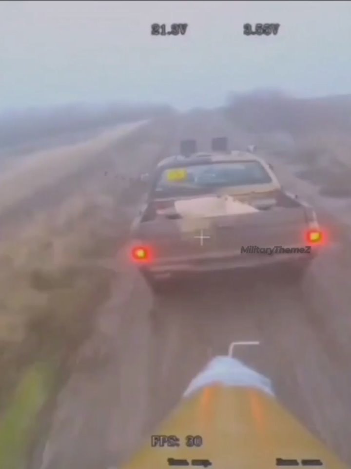 Хохловояка-каскадер, отстреливаясь от приближающегося FPV-дрона ВС РФ непреднамеренно покидает пикап на ходу