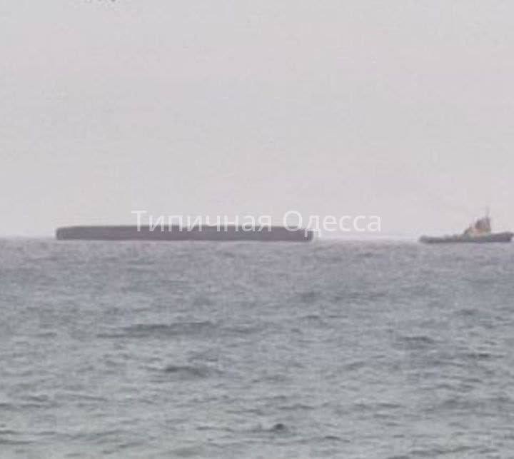 Противник в спешке пытается восстановить логистику, в районе села Маяки Одесской области уже развернули три понтонные переправы вместо моста, уничтоженного ударами ВС РФ. На фото буксировка части понтонной переправы по...