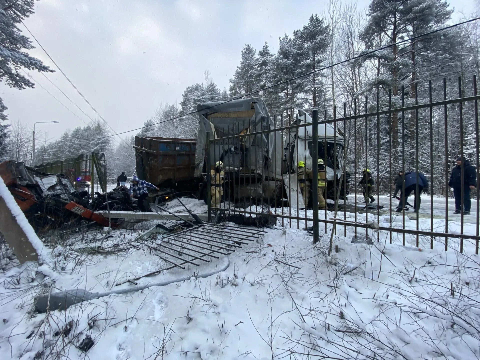 На дороге через Энколово столкнулись два грузовика и легковушка На дороге через Энколово столкнулись два грузовика и легковушка