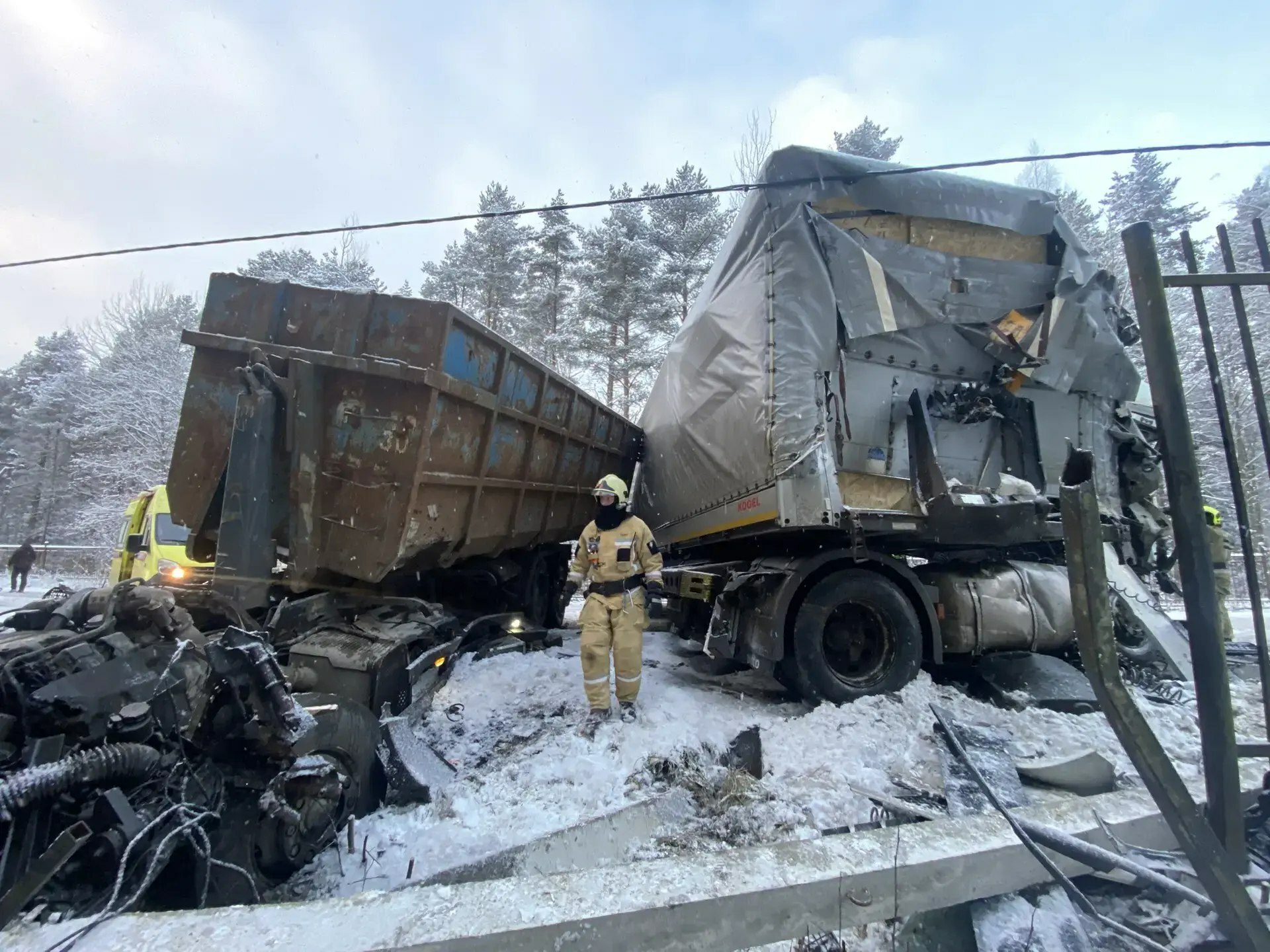 На дороге через Энколово столкнулись два грузовика и легковушка На дороге через Энколово столкнулись два грузовика и легковушка