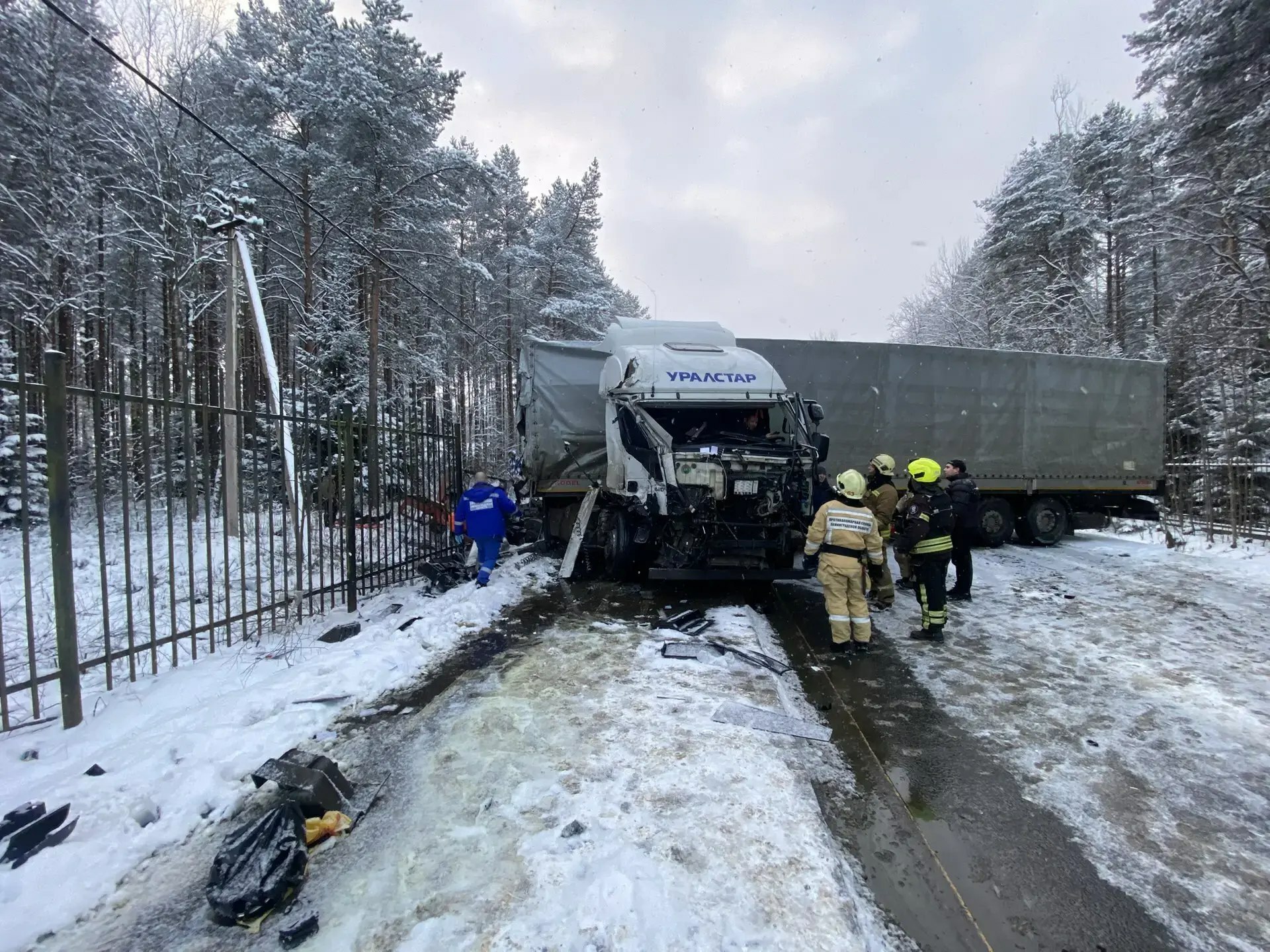 На дороге через Энколово столкнулись два грузовика и легковушка