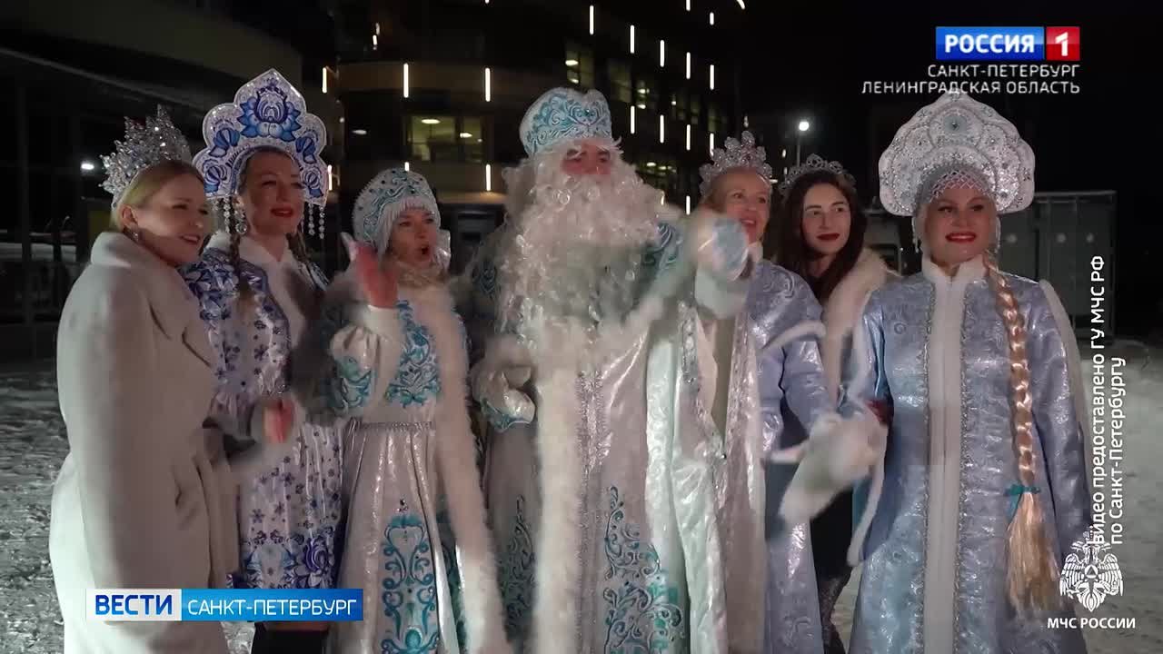 К маленьким пациентам Центра имени Алмазова спустились с крыши новогодние волшебники