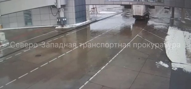 В аэропорту Пулково фургон производителя бортового питания «Аэромар» врезался в здание терминала